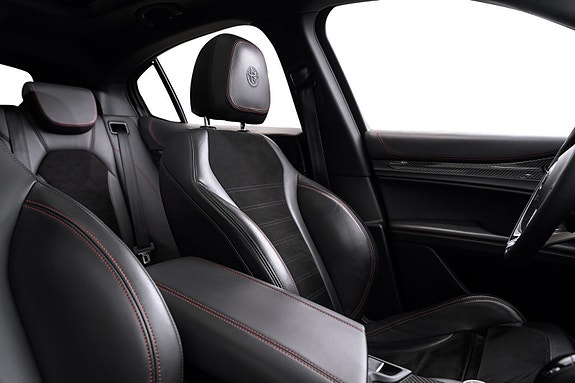 Alfa Romeo Stelvio Quadrifoglio 30 of 30