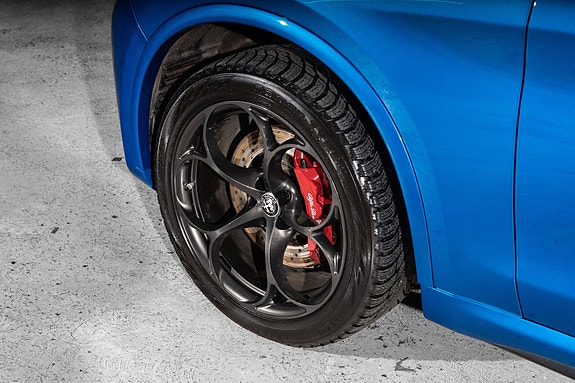 Alfa Romeo Stelvio Quadrifoglio 11 of 30