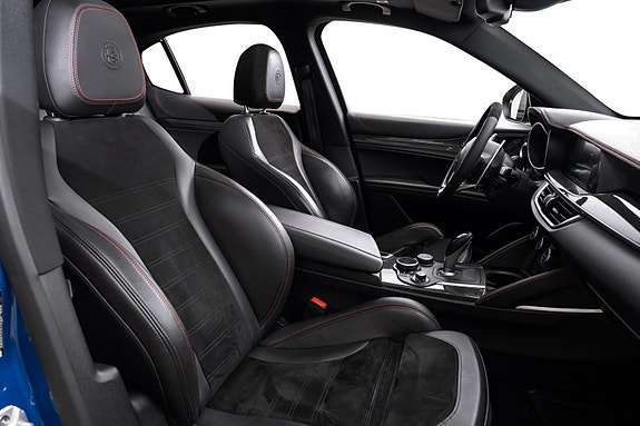Alfa Romeo Stelvio Quadrifoglio 29 of 30