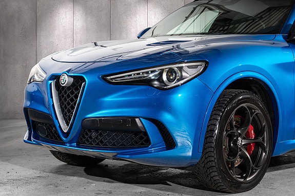 Alfa Romeo Stelvio Quadrifoglio 2 of 5