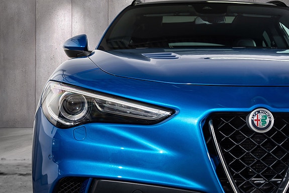 Alfa Romeo Stelvio Quadrifoglio 4 of 5