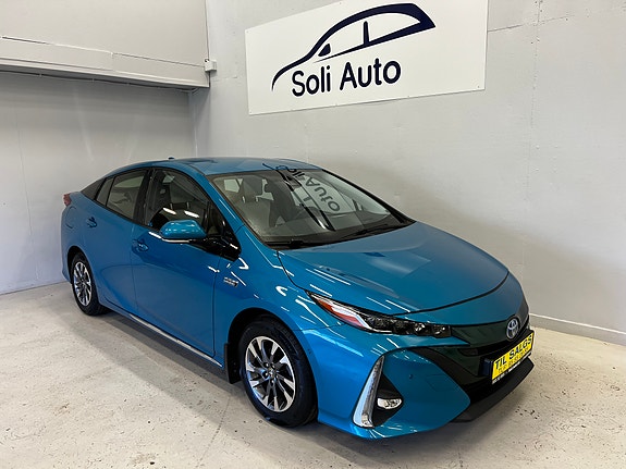 Toyota Prius Plug-in Hybrid 2 of 5