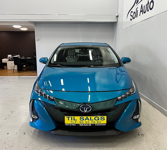 Toyota Prius Plug-in Hybrid 3 of 5