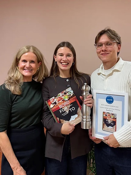 Redaksjonssjef Anne Marie med Fredrikke og Andreas - vinnerne av årets kokebok 2025