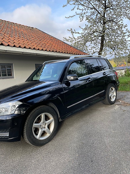 Mercedes-Benz GLK220 2 of 8