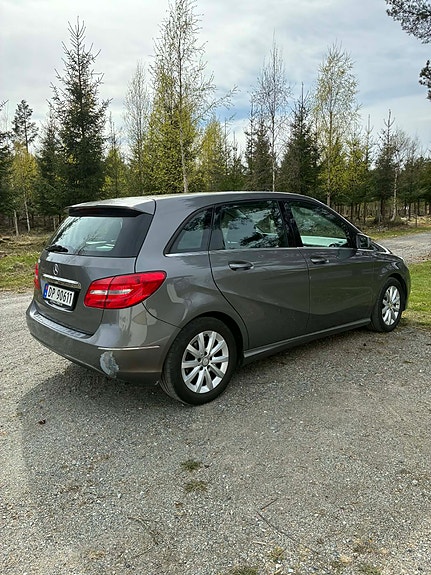 Mercedes-Benz B180 4 of 5