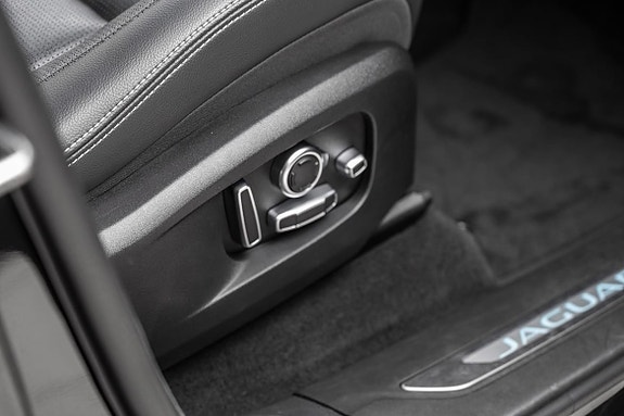 Jaguar F-PACE 27 of 30