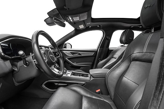 Jaguar F-PACE 13 of 30