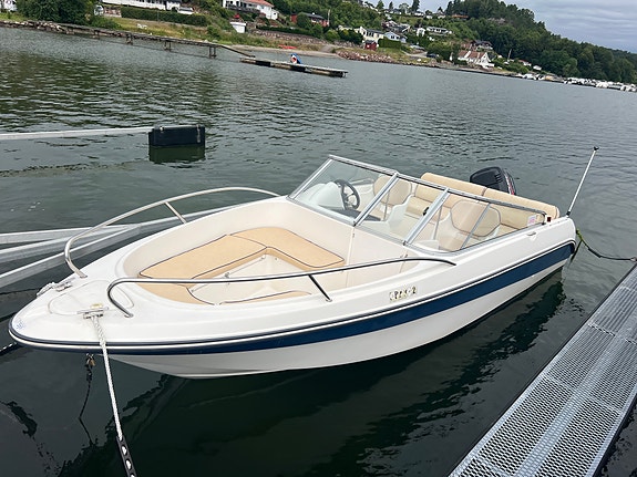 Pen Nordkapp 590Avant med putesett og tilhenger 90hk 4-takt