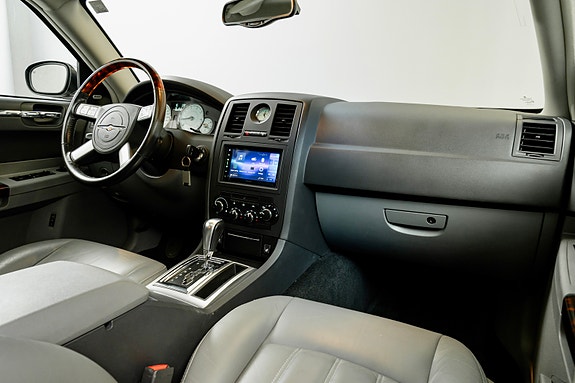 Chrysler 300C 15 of 30