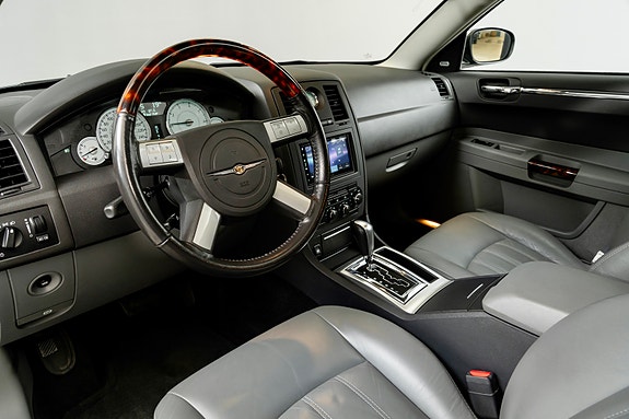 Chrysler 300C 18 of 30