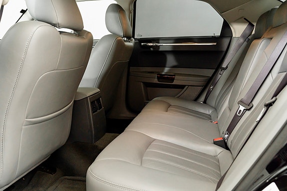 Chrysler 300C 27 of 30
