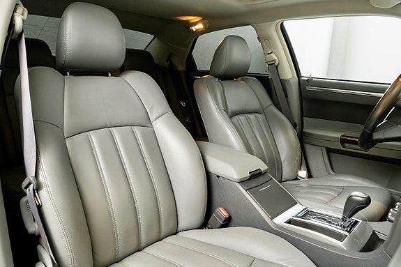 Chrysler 300C 14 of 30