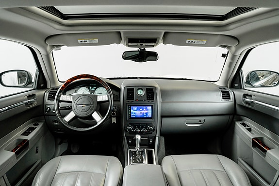 Chrysler 300C 13 of 30