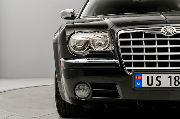 Chrysler 300C 9 of 30