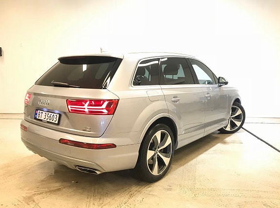 Audi Q7 3 of 5
