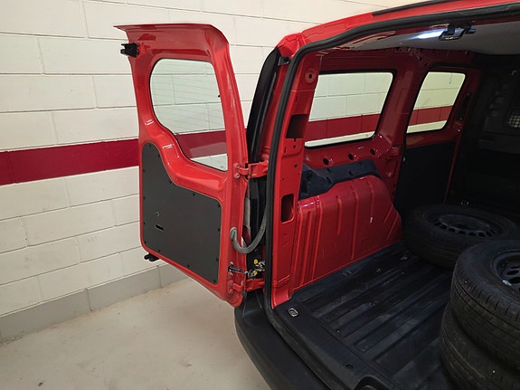 Volkswagen Caddy Maxi 27 of 28