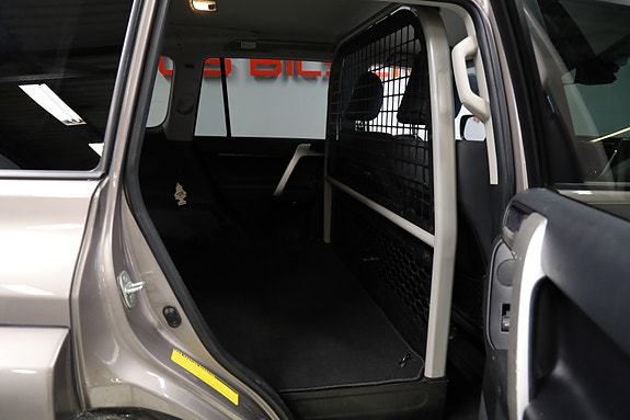 Toyota Land Cruiser 13 of 13