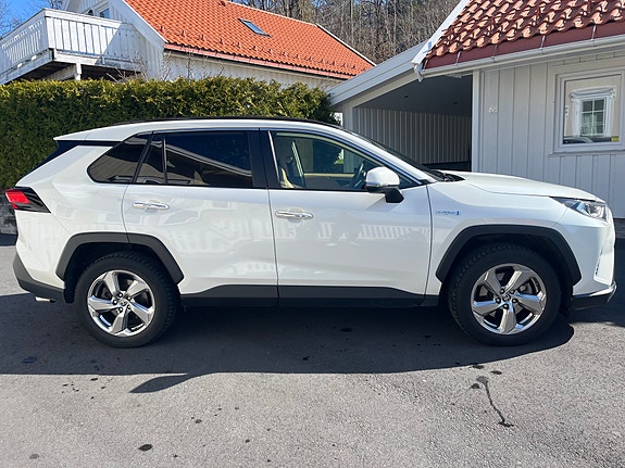 Toyota RAV4 4 of 5