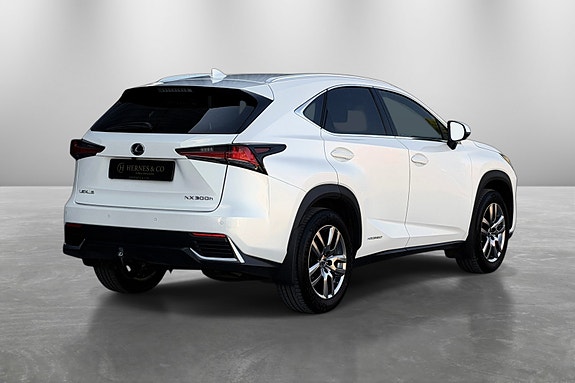 Lexus NX300h 5 of 5