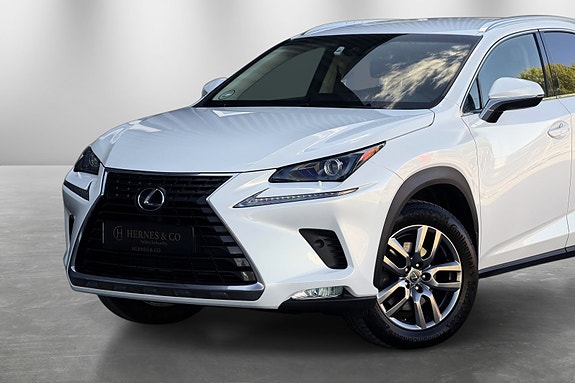 Lexus NX300h 2 of 5