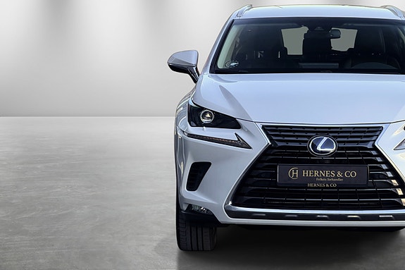 Lexus NX300h 4 of 5