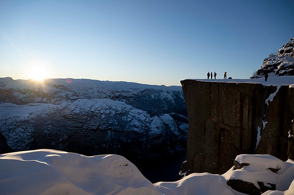 Preikestolen i soloppgang - med nysnø - i januar. En opplevelse!