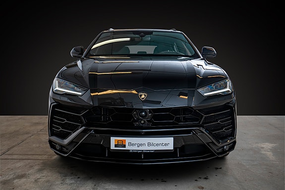 Lamborghini Urus 2 of 5