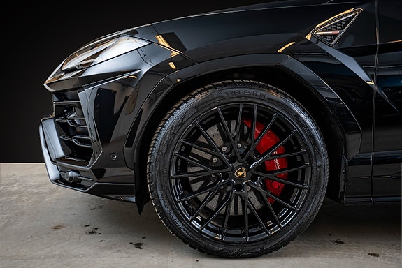 Lamborghini Urus 4 of 5