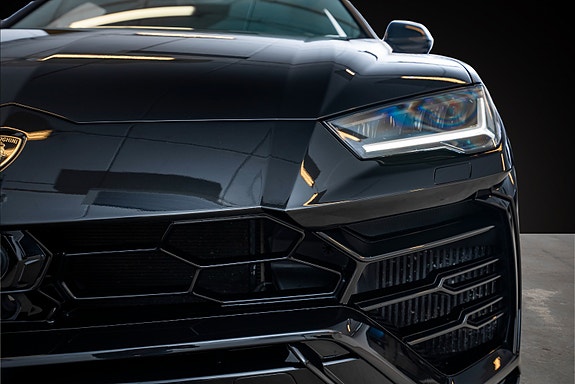 Lamborghini Urus 3 of 5