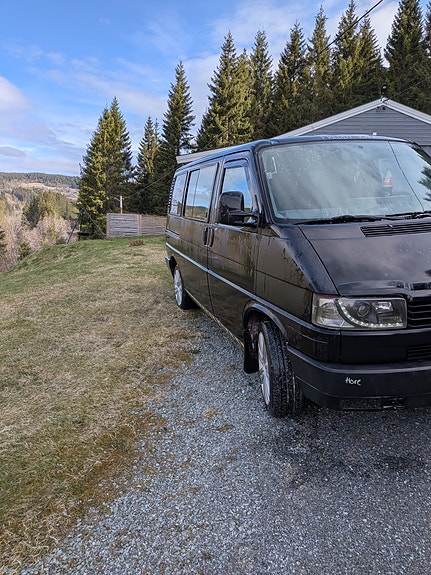Volkswagen Caravelle 2 of 5