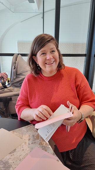 Din fremtidige kollega Marte Sofie er hos Zync for å finne farger til det nye lokalet.