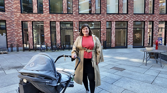 Daglig leder Marte Sofie utenfor byggeplassen hvor Livia blir bygd i Meierikvartalet i Lillestrøm.