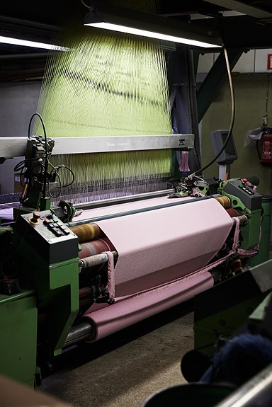 Moderne vevemaskiner benyttes, derav egen vevemaskin reservert for designerne.