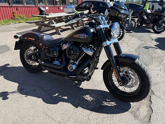 Harley-Davidson FLSL Slim, sort matt, vesker, sissybar