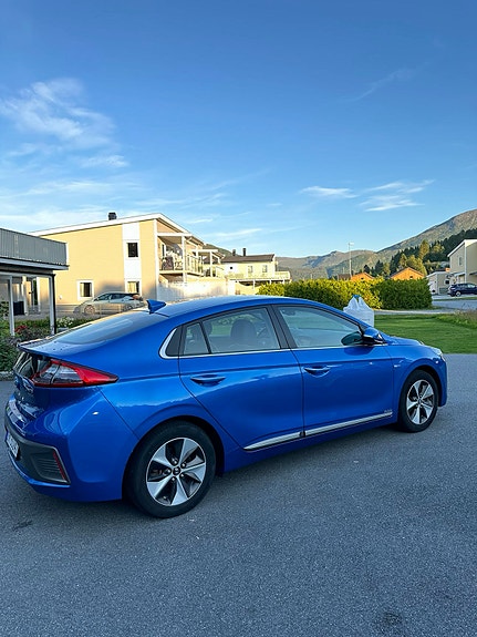 Hyundai IONIQ 2 of 5