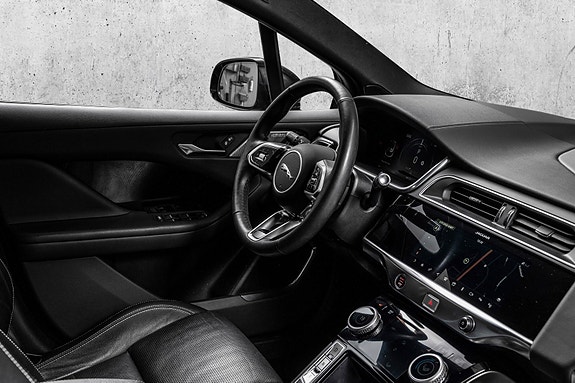 Jaguar I-PACE 12 of 30