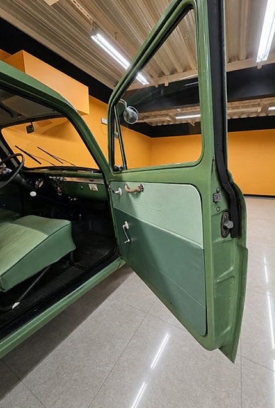Ford Anglia 4 of 5