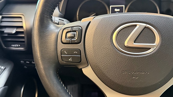 Lexus NX300h 23 of 30