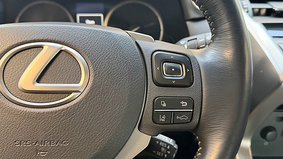 Lexus NX300h 24 of 30