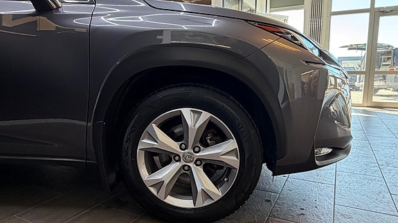 Lexus NX300h 4 of 5