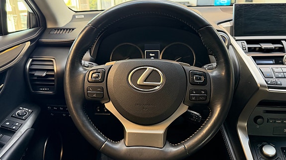 Lexus NX300h 22 of 30