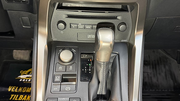 Lexus NX300h 26 of 30