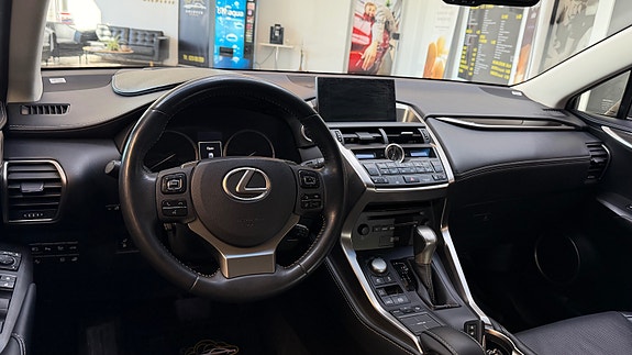 Lexus NX300h 17 of 30