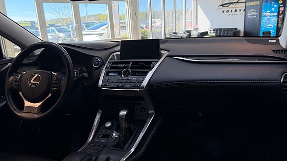 Lexus NX300h 18 of 30