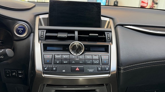 Lexus NX300h 25 of 30