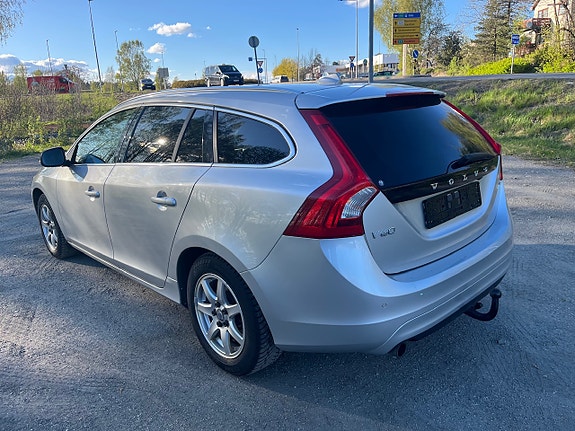 Volvo V60 2 of 5