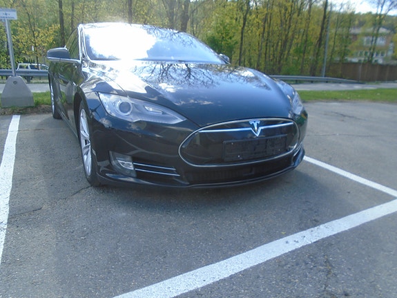 Tesla Model S 2 of 5
