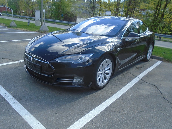 Tesla Model S 4 of 5