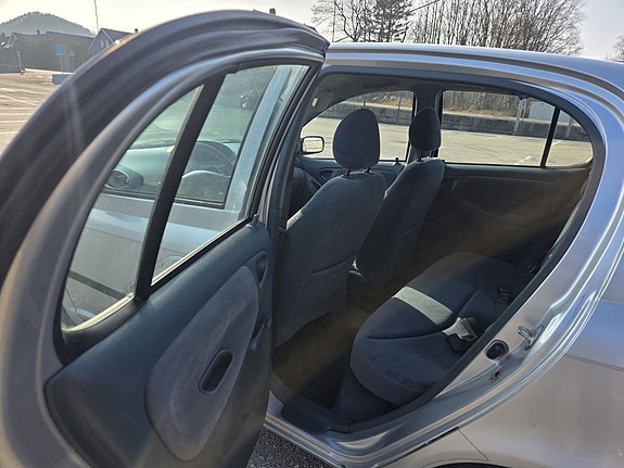 Toyota Yaris 12 of 14
